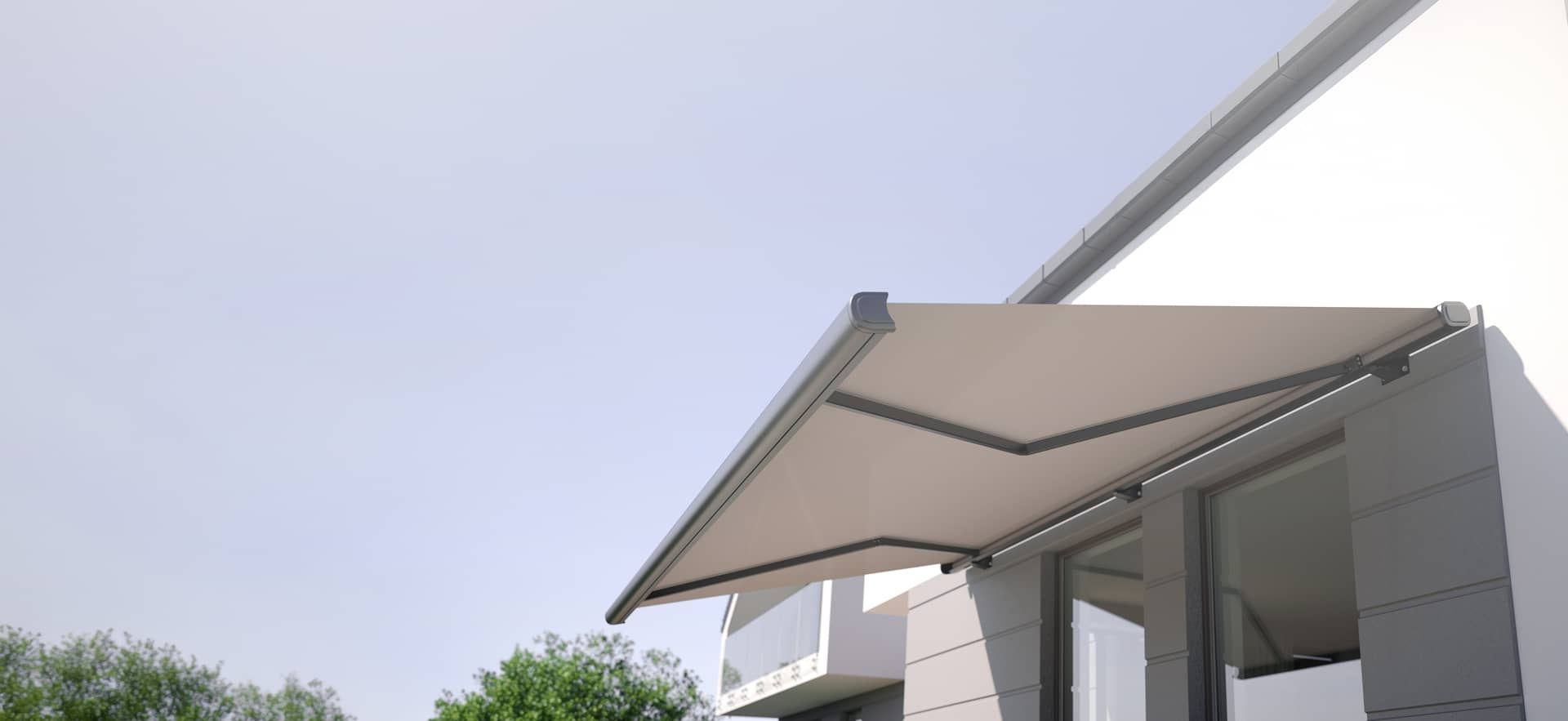 Ausfahrbare Markise an der Fassade eines modernen Gebäudes über Fenstern